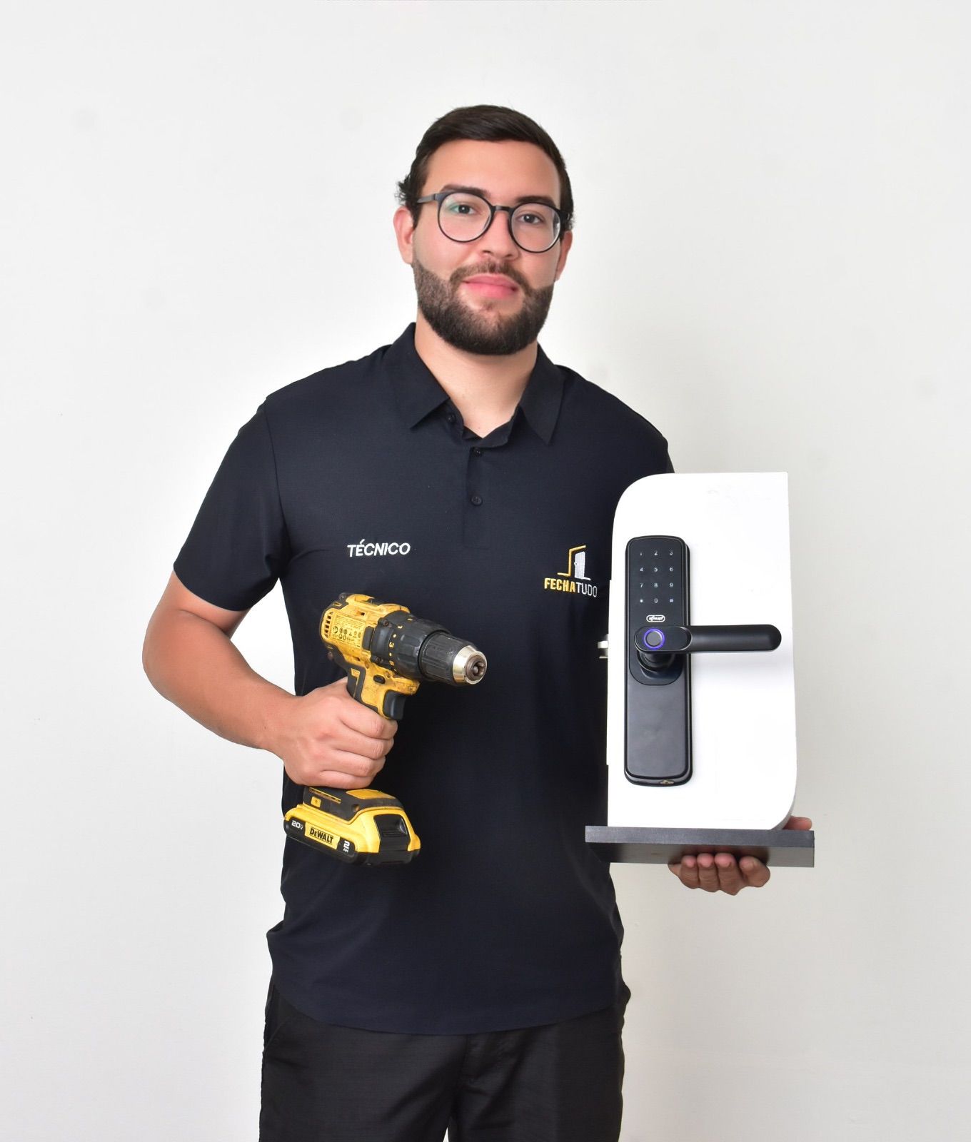 Técnico da Fechatudo segurando parafusadeira e fechadura digital