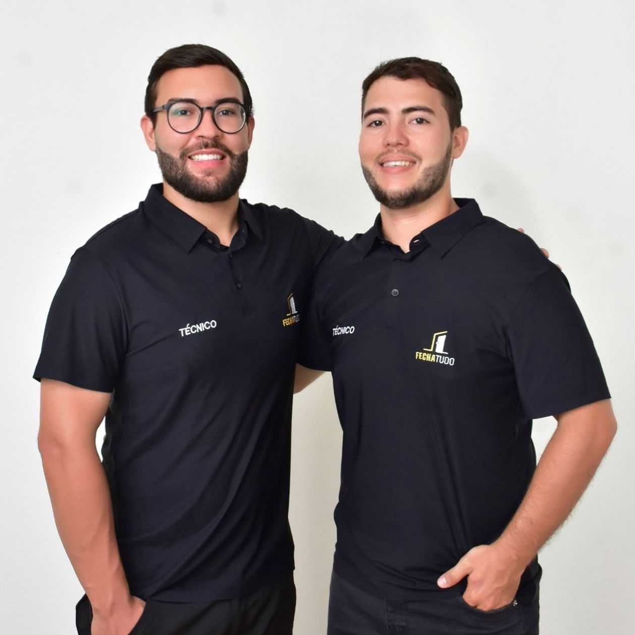 Técnico da Fechatudo com fechadura digital e parafusadeira